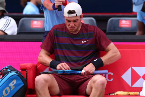 Engelse toptennisser met opvallende blessure gaat door het lint na verlies: 'Ik wil me niet zo gedragen'