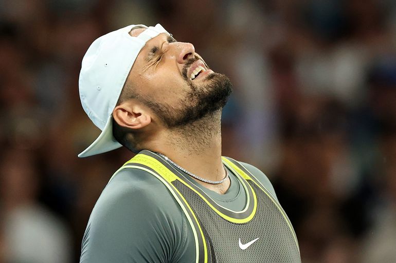 Omstreden tennisser Nick Kyrgios doet schokkende onthulling: 'Ik verwondde mezelf en droeg lange mouwen om het te verbergen'