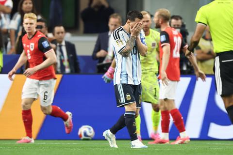 Treurende Lionel Messi pakt met gemiste penalty negatief record op WK voetbal