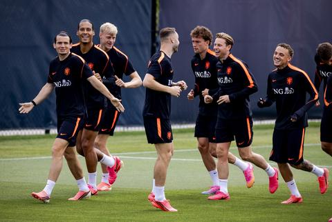 Koppen tellen bij training Nederlands elftal na zorgen om Quinten Timber en Lutsharel Geertruida