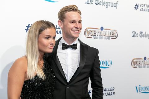 Vrouw van topvoetballer Frenkie de Jong geeft met sneertje steun aan Oranje-international: 'Wij zien het'