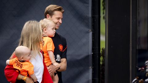 Zoontje Frenkie de Jong (2) zorgt voor opvallend beeld op WK voetbal: 'Zó grappig'