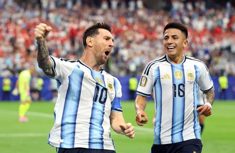 Lionel Messi schrijft historie op WK en spoelt zure misser meer dan weg