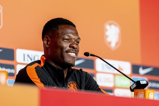 Denzel Dumfries reageert op veelbesproken moment Wout Weghorst: 'Dan kun je ook een compilatie van mij maken'