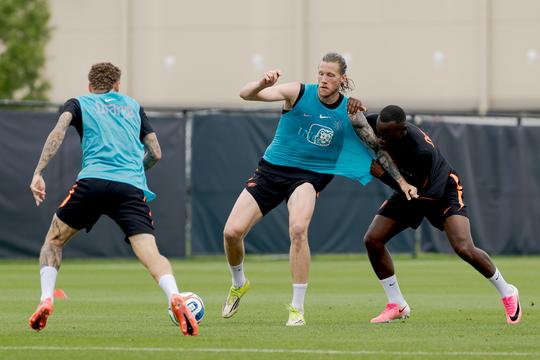 Steun voor Oranje-spits Wout Weghorst na opvallende actie tijdens training: 'Ze gaan compenseren'