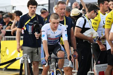 Remco Evenepoel emotioneel na derde plek in Tour de France: 'Er waren veel twijfels van buitenaf'