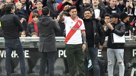 Rel rond Chelsea's Enzo Fernandez krijgt nieuw hoofdstuk: heel stadion zingt veelbesproken lied bij zijn huldiging