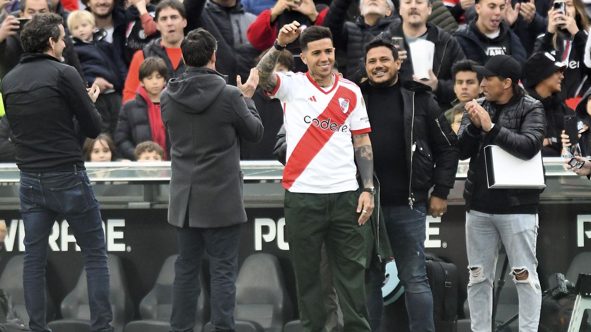 Rel rond Chelsea's Enzo Fernandez krijgt nieuw hoofdstuk: heel stadion zingt veelbesproken lied bij zijn huldiging