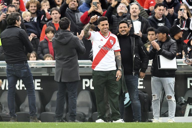 Rel rond Chelsea's Enzo Fernandez krijgt nieuw hoofdstuk: heel stadion zingt veelbesproken lied bij zijn huldiging