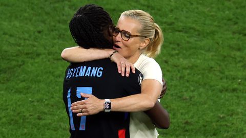 Sarina Wiegman flikt het wéér in extremis: Engeland naar EK-finale na knotsgekke slotfase