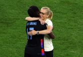 Sarina Wiegman flikt het wéér in extremis: Engeland naar EK-finale na knotsgekke slotfase