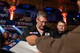 Topdarter treuzelt bij opmerkelijke opkomst op World Matchplay, Nederlander kijkt vragend toe