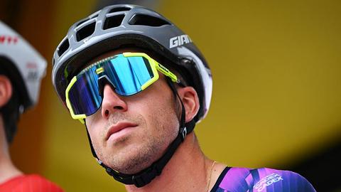 Gevallen Dylan Groenewegen laat van zich horen na glibberpartij vlak voor 'zijn' finish: 'Nogal stijf'