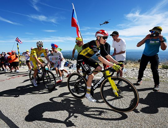 Visma-kopman Jonas Vingegaard na merkwaardige val op Mont Ventoux: 'Ze moeten beter uit hun doppen kijken'