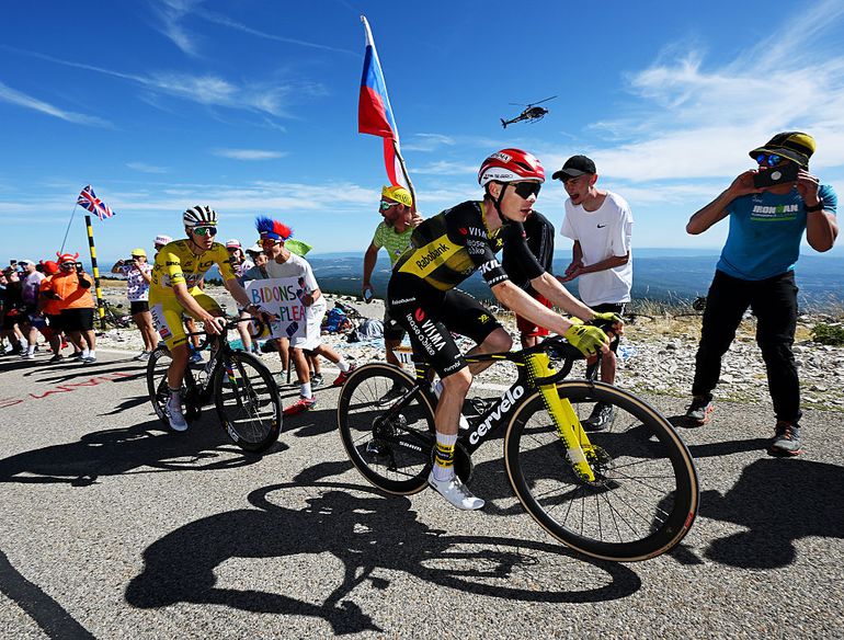 Visma-kopman Jonas Vingegaard na merkwaardige val op Mont Ventoux: 'Ze moeten beter uit hun doppen kijken'