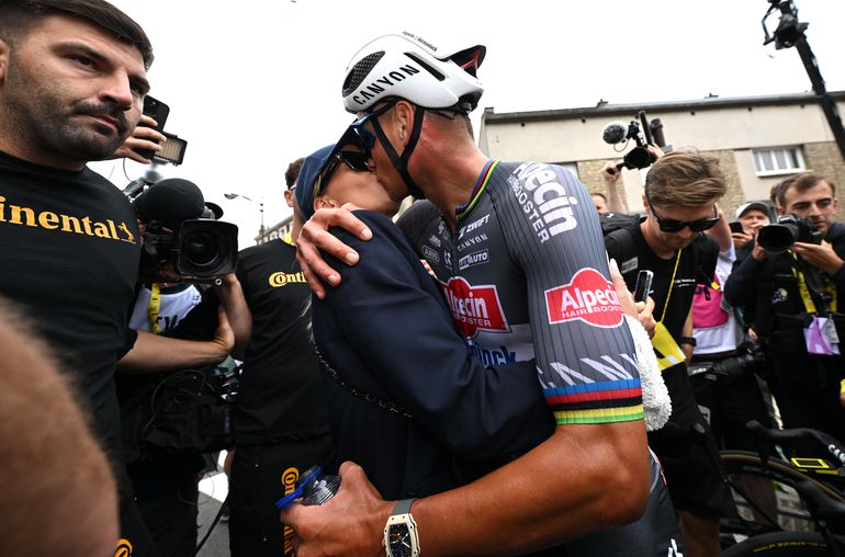 Wielervrouw Roxanne Bertels steekt emotionele Mathieu van der Poel hart onder de riem: 'Elke dag alles gegeven'