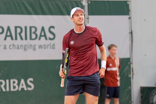 Toptennisser Botic van de Zandschulp boekt ondanks schrikmoment knappe zege op man in vorm