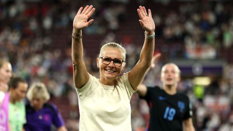 Sarina Wiegman wint harten van Britse media na knotsgek duel: 'We móéten het over haar hebben'