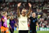Sarina Wiegman wint harten van Britse media na knotsgek duel: 'We móéten het over haar hebben'