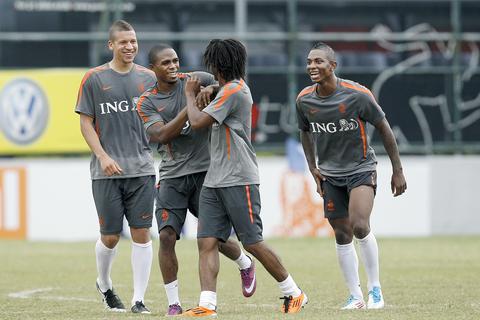 Voormalig Oranje-international doet boekje open over groot schandaal in nachtclub Brazilië: 'Chickies op ons'