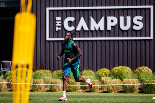 'Ajax-target (25) zorgt voor totale chaos op training, beveiliging moet ingrijpen'