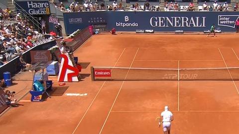 Merkwaardig incident bij tennistoernooi: ballenjongen gaat tijdens partij plotseling hard neer