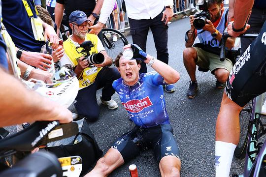 Teamgenoot Mathieu van der Poel spreekt openlijk over zware strijd: 'Kost me een paar jaar van mijn leven'