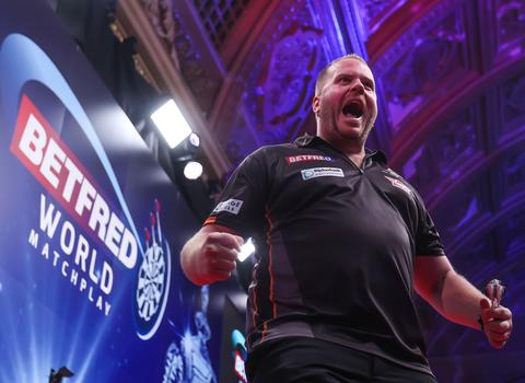 'Kleine jongen' Dirk van Duijvenbode overleeft intimiderend gevoel tegen Michael van Gerwen: 'Die druk...'