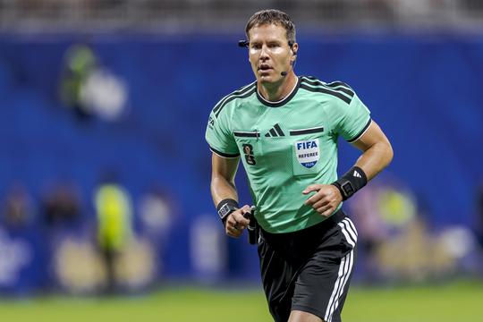 Topscheidsrechter Danny Makkelie krijgt grote rol in tv-programma: 'Daar hebben we alle vertrouwen in'
