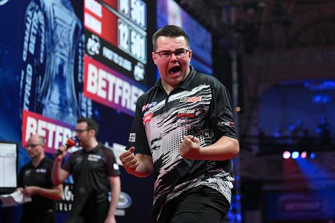 Gian van Veen hard voor Wessel Nijman na gewonnen thriller op World Matchplay: 'Hij was helemaal slecht aan het begin'