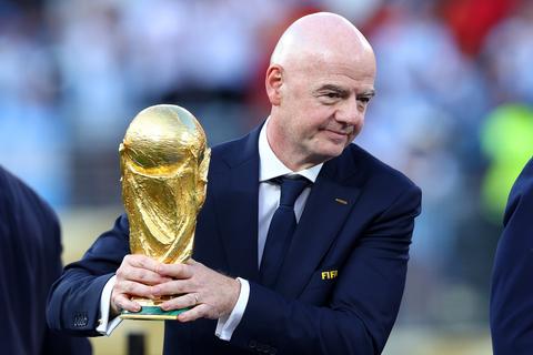 Spaanse voetbalbaas wil dat Gianni Infantino opstapt: 'WK-rel is slechts het topje van de ijsberg'