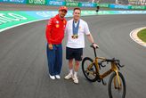 Harrie Lavreysen met zijn drie gouden olympische medailles en Charles Leclerc © Getty Images