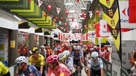 Bijzondere beelden: wielrenners beginnen vanuit supermarkt aan Vuelta-etappe