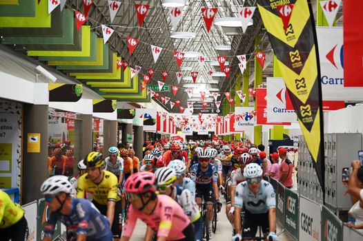 Bijzondere beelden: wielrenners beginnen vanuit supermarkt aan Vuelta-etappe