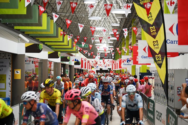 Bijzondere beelden: wielrenners beginnen vanuit supermarkt aan Vuelta-etappe