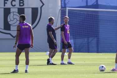 Frenkie de Jong in zonnetje gezet door FC Barcelona-spelers na nieuws Mikky Kiemeney