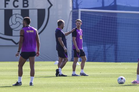 Frenkie de Jong in zonnetje gezet door FC Barcelona-spelers na nieuws Mikky Kiemeney