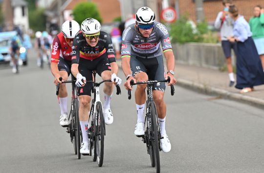 Mathieu van der Poel wint derde etappe Renewi Tour na waanzinnige sprint