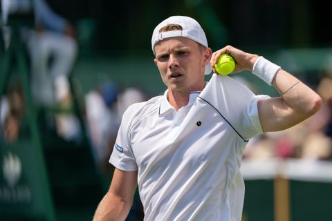 Toptennisser Jesper de Jong overleeft 'mentale strijd' op US Open: 'Dit was echt niet leuk'