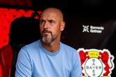 Erik ten Hag in de dugout bij Bayer Leverkusen. ©Getty Images.