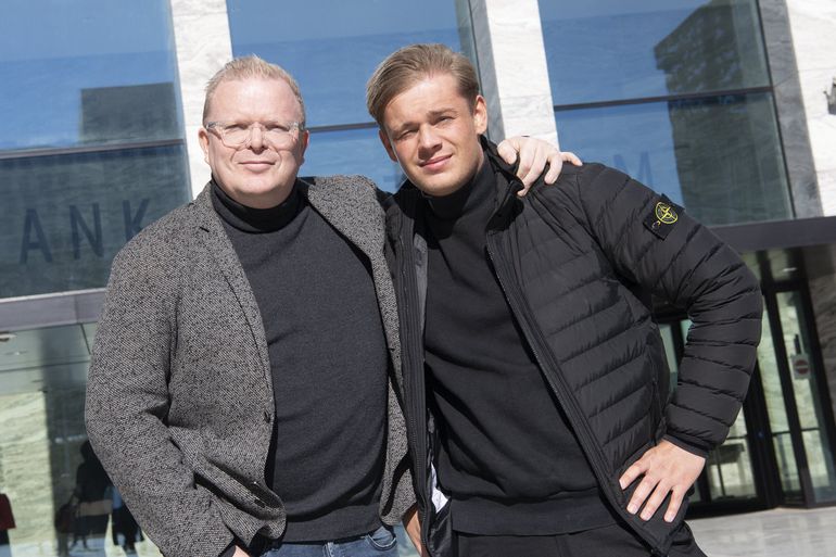 Presentator Jan Roos krijgt stadionverbod na opmerkelijk incident: 'In borsten geknepen'