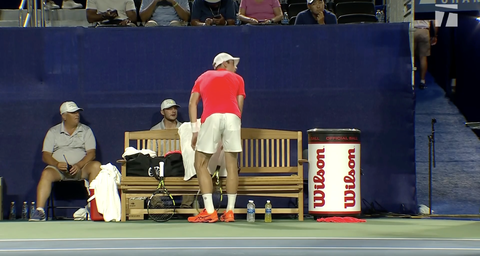 Toptennisser Botic van de Zandschulp kijkt verdwaald om zich heen na advies umpire: 'Je mag het eraf halen'