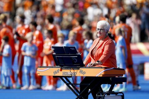 Bijzonder optreden van Orgel Joke (77) op WK hockey zorgt voor gemengde reacties: 'Het was een beetje gek'