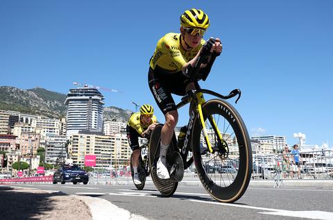 LIVE Vuelta | Formule 1-parcours decor voor openingsrit: Wout van Aert aast direct op droomstart