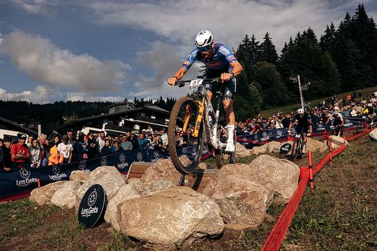 Topwielrenner Mathieu van der Poel grijpt nét naast zege bij rentree op mountainbike