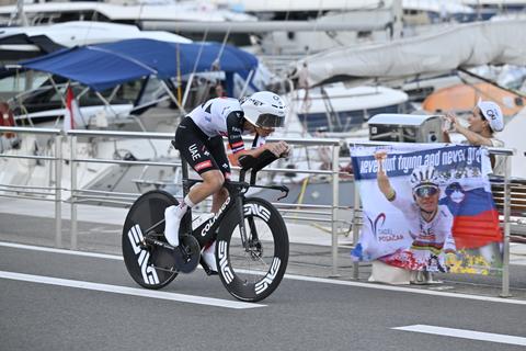 Tadej Pogacar wint openingstijdrit Vuelta op bizarre wijze vanuit schier onmogelijke positie en pakt meteen rode trui