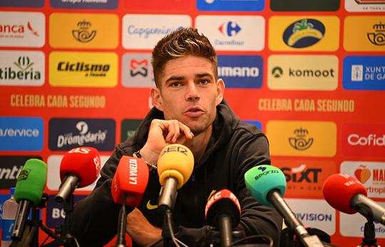 Topwielrenner Wout van Aert (31) droomt van rode trui na openingsrit Vuelta: 'Ik ga me vol smijten'