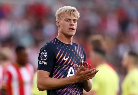 Debuut van Oranje-international Jan Paul van Hecke bij Tottenham loopt uit tot groot drama tegen Brentford