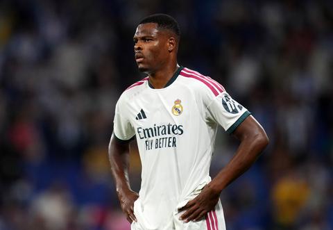 Real Madrid ontsnapt bij officiële debuut Denzel Dumfries en rentree José Mourinho: winnende treffer pas in blessuretijd
