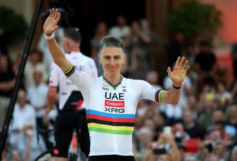 Tadej Pogacar wint openingstijdrit Vuelta op bizarre wijze vanuit schier onmogelijke positie en pakt meteen rode trui